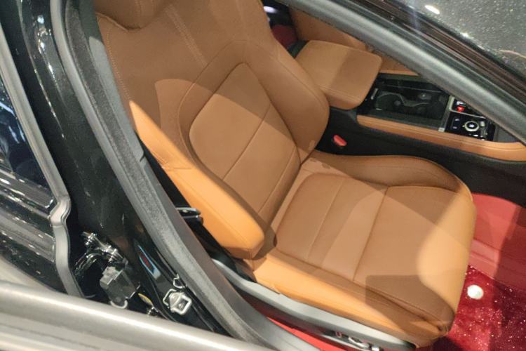 Used Jaguar XFL 2025 Model—2.0T P300, Four-Wheel Drive, 90th Anniversary Collector’s Edition Right Front Seat