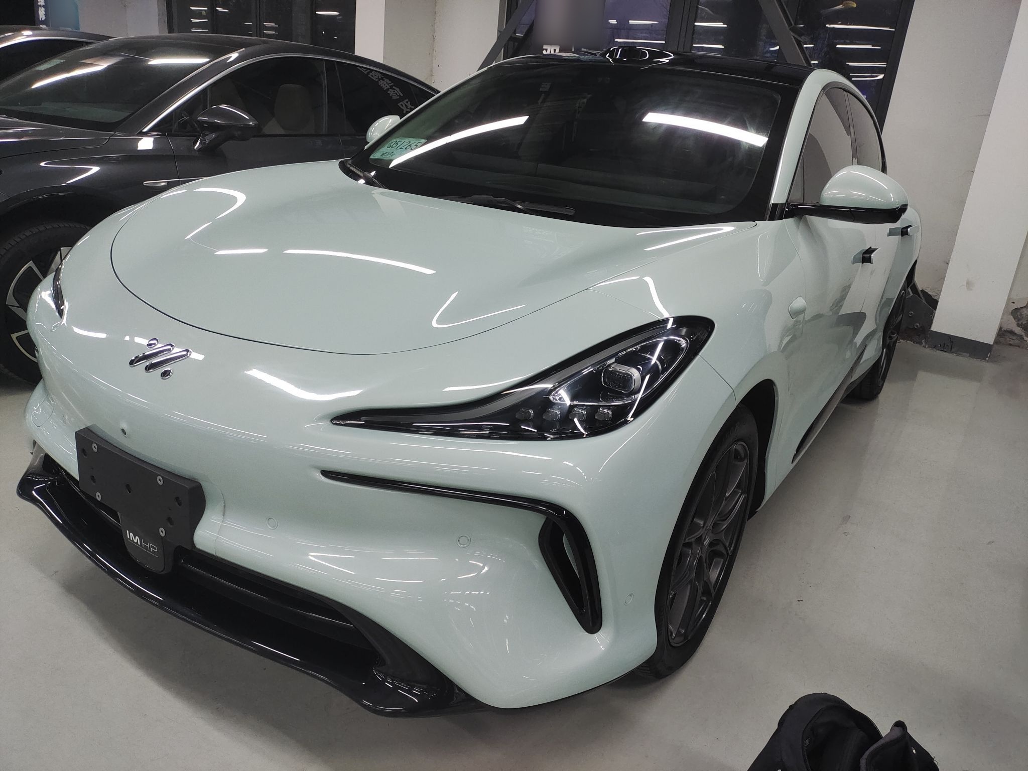 تحت مقدمة السيارة