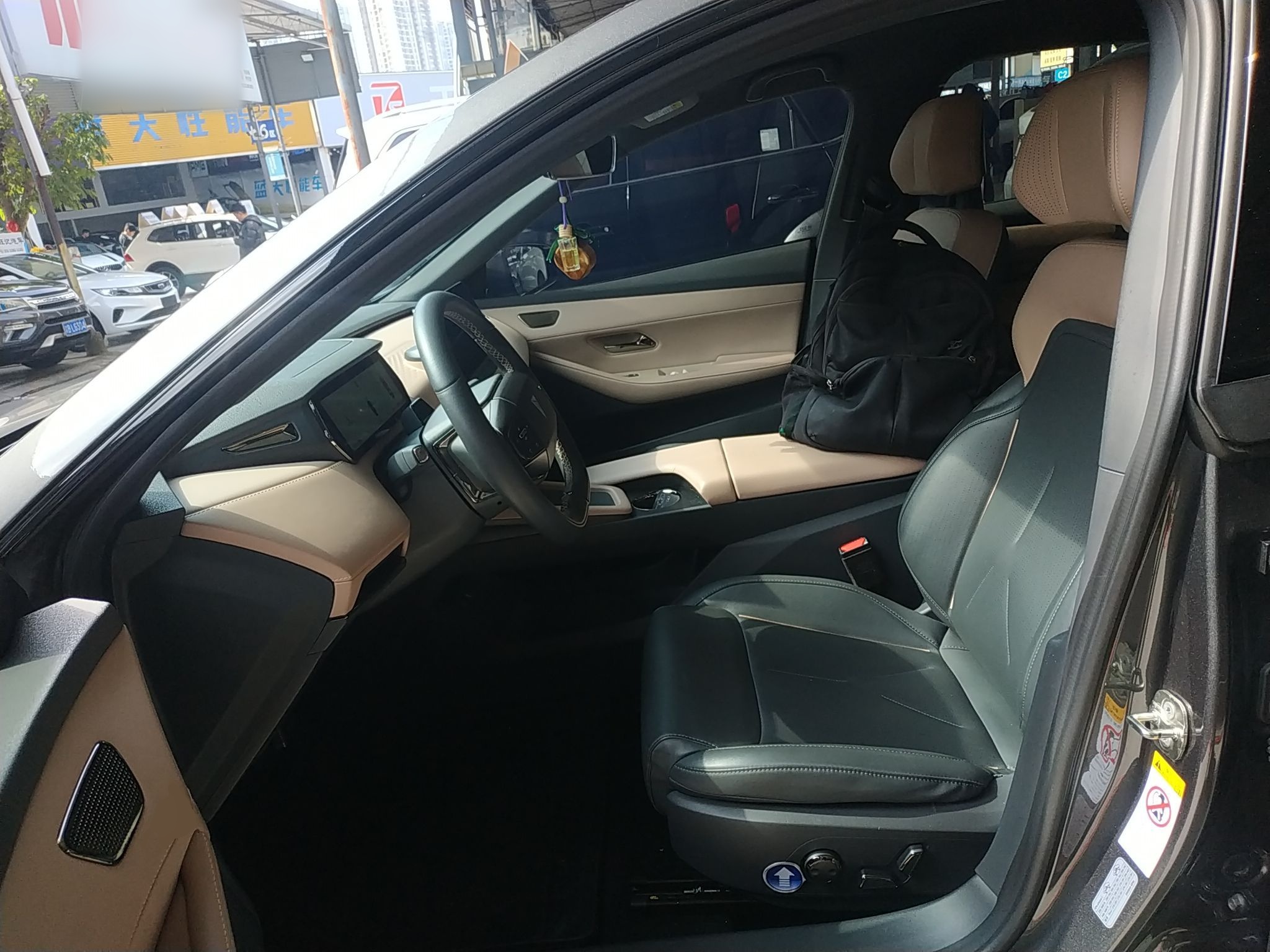 Переднее сиденье в автомобиле