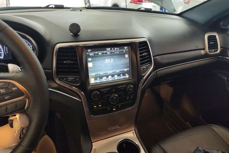 Used Jeep Grand Cherokee 2014 3.0TD Diesel Comfort Navigation Version Center Console