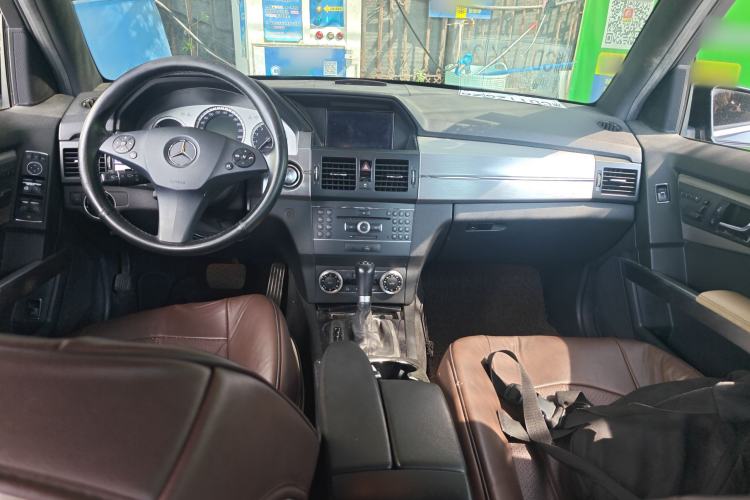 Used Mercedes-Benz GLK-Class 2011 GLK 300 4MATIC Luxury Model Center Console