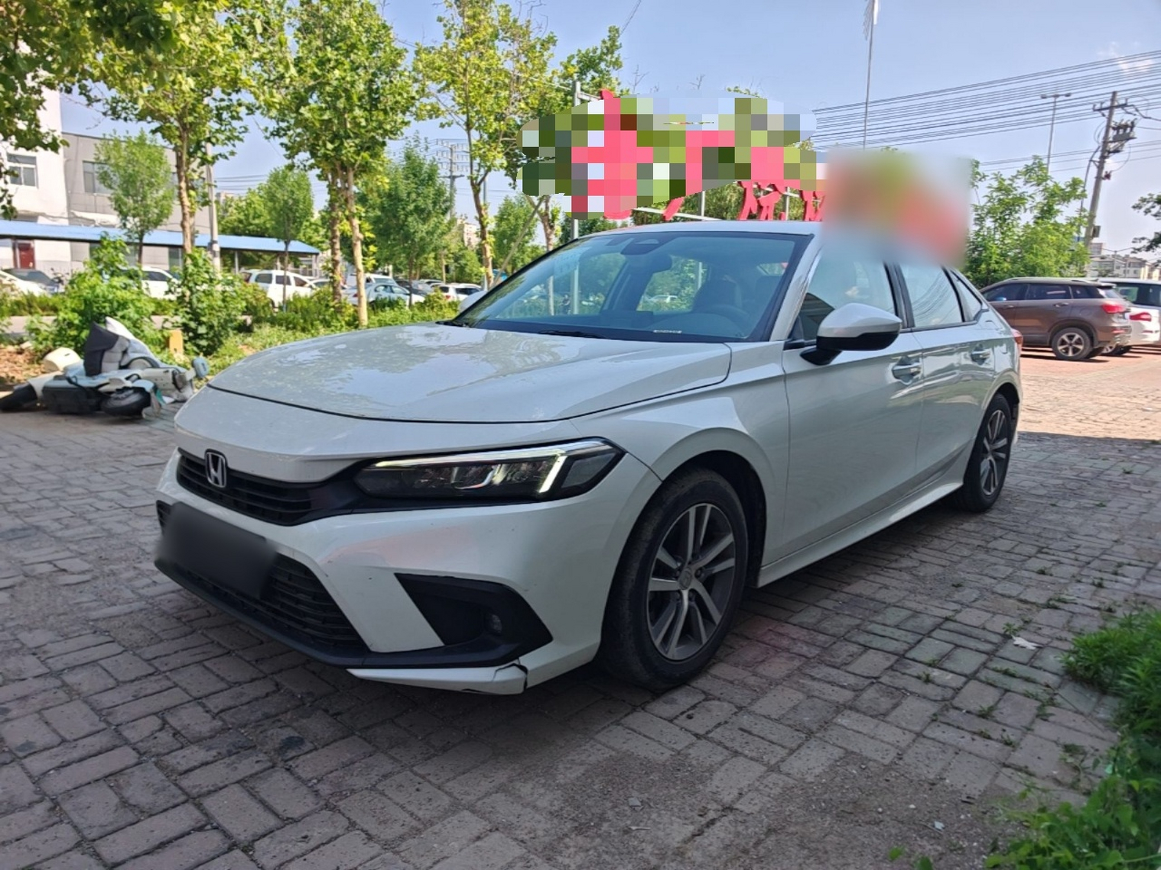 Под передней частью автомобиля