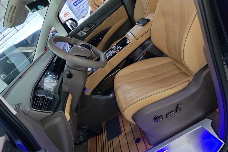 Used Denza D9 2022 DM-i 970 Four-Wheel Drive Flagship Model
