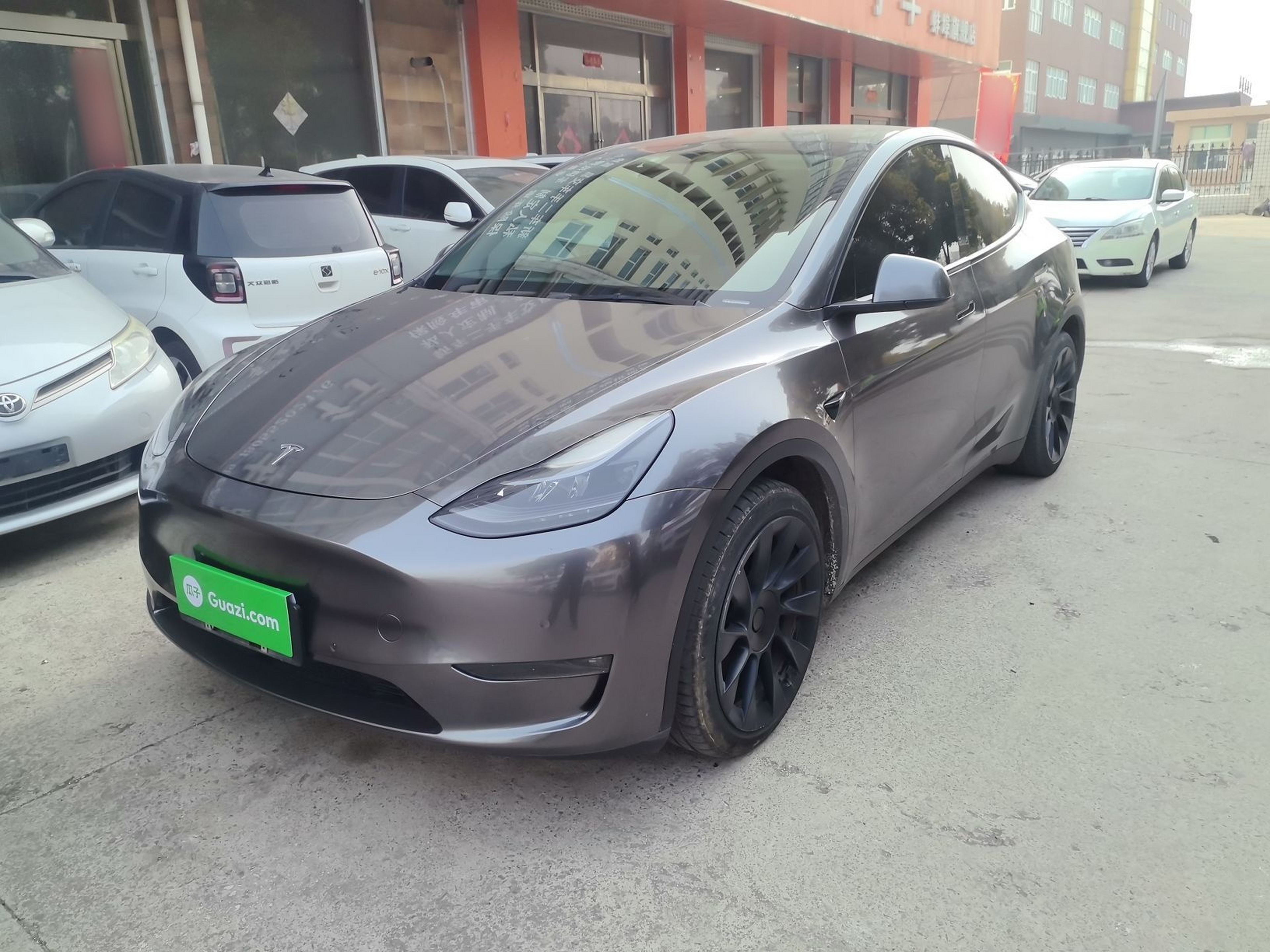 تحت مقدمة السيارة