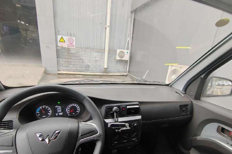 Used Wuling Rongguang EV 2023 Base Model Enclosed-Window Vehicle with 2 Seats Powered by Huating Battery