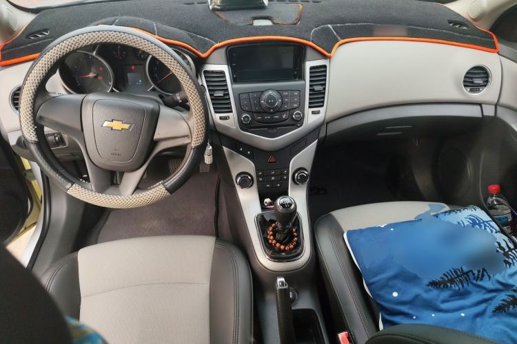 Used Chevrolet Cruze 2013 1.6L SL MT Center Console