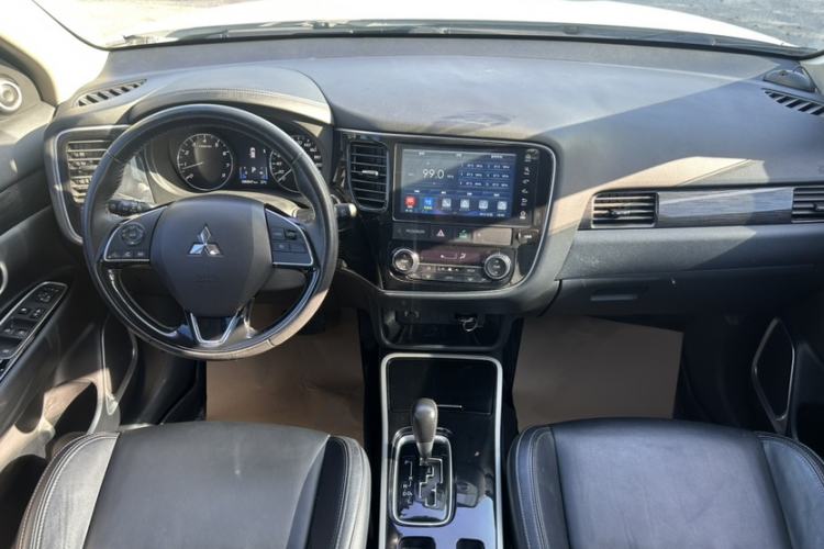 Used Mitsubishi Outlander 2019 2.0L Two-Wheel Drive Comfort Edition 5 Seats China VI Standard Interior 5