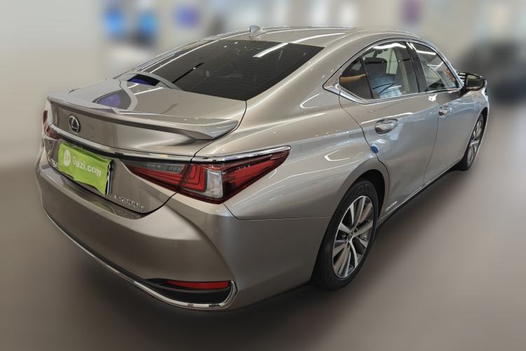 Used Lexus ES 2020 300h Premier Edition Rear Right 45 Deg