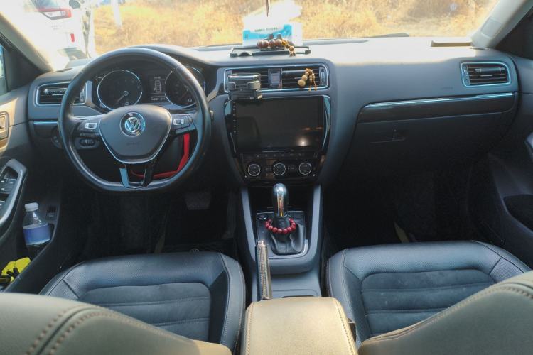 Used Volkswagen Sagitar 2015 230TSI Automatic Luxury Model Center Console