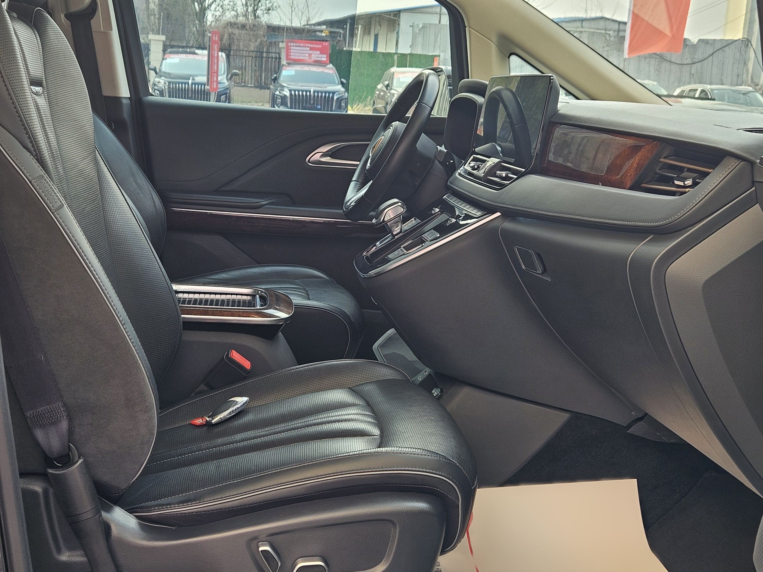 المقاعد الأمامية داخل السيارة