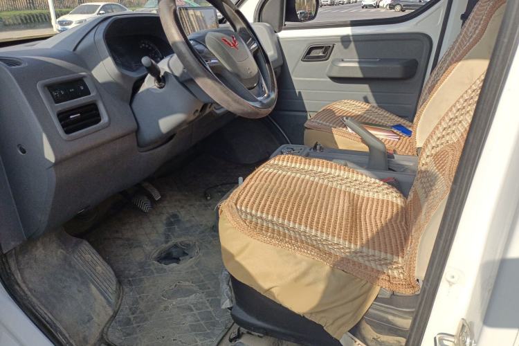 Used Wuling Yangguang 2024 300KM Comfort Version Passenger Van 75kW
