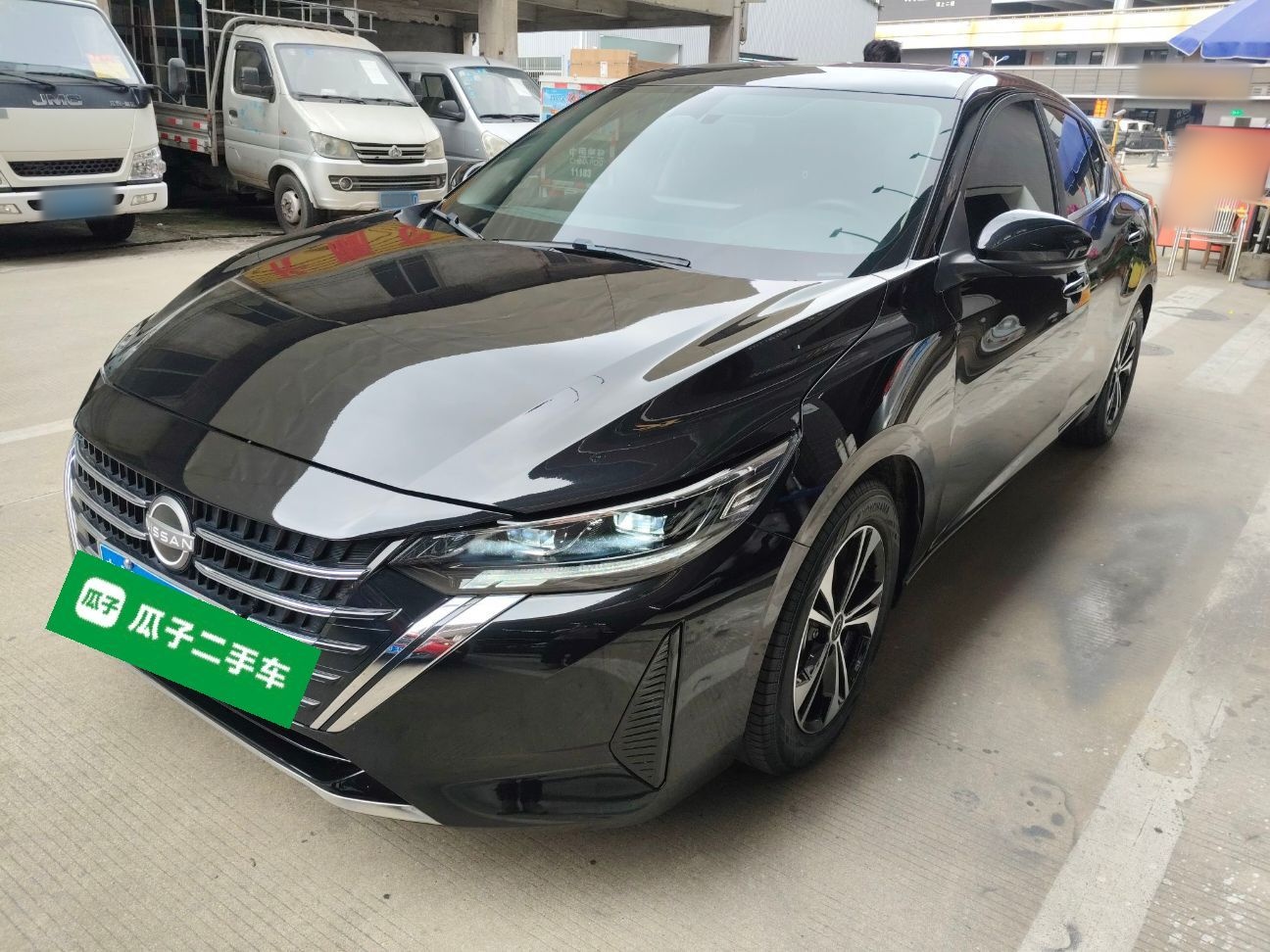 تحت مقدمة السيارة