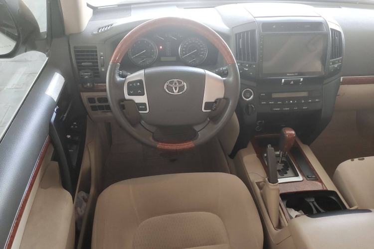 Used Toyota Land Cruiser 2015 4.0L 8-Seater Middle East Version
