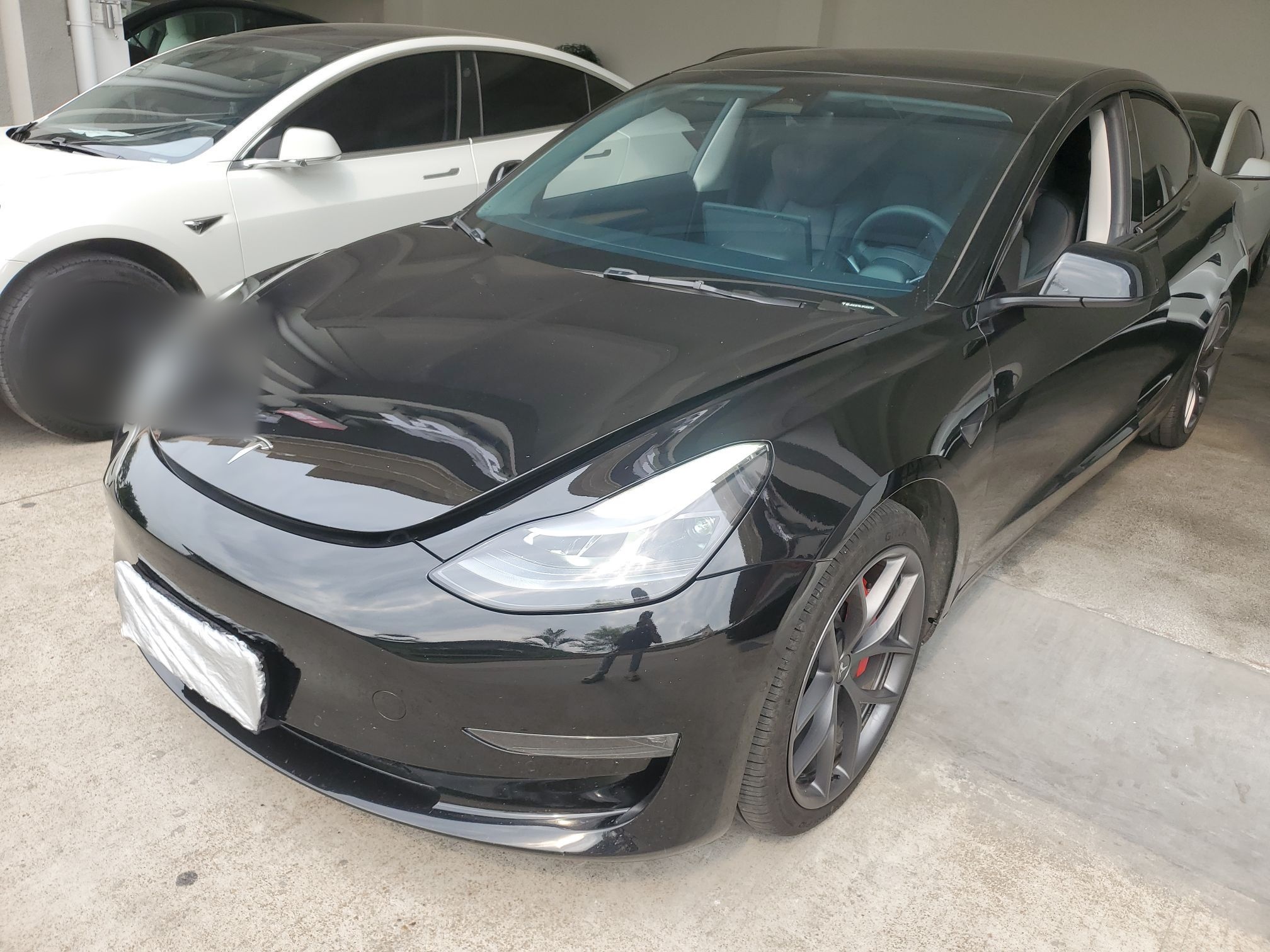 Под передней частью автомобиля