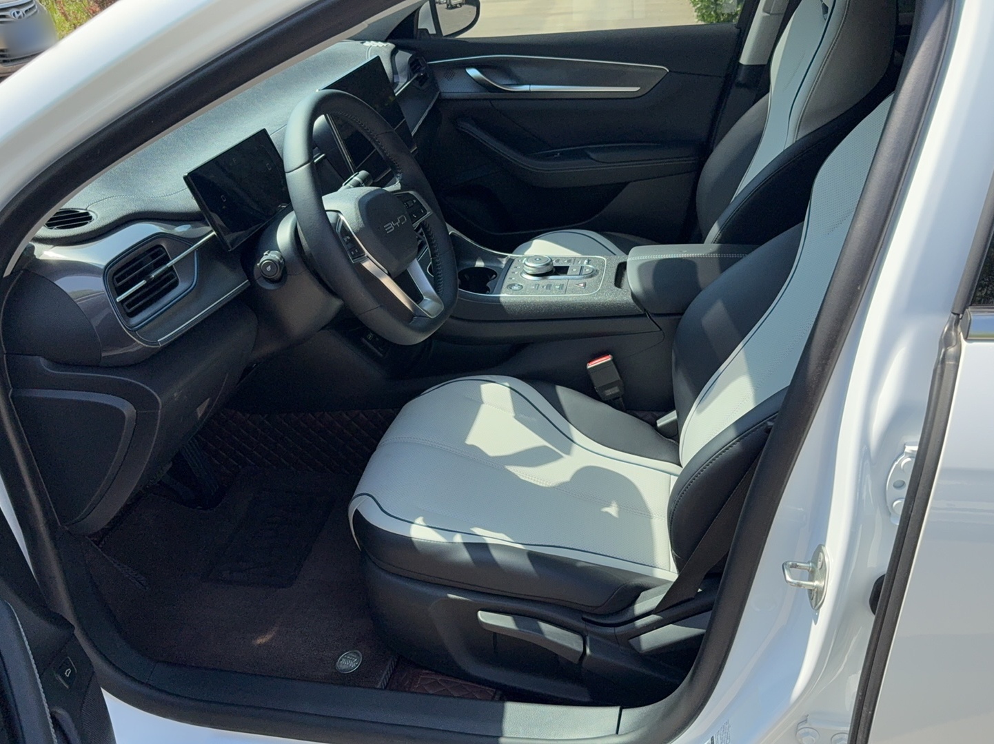 Переднее сиденье в автомобиле