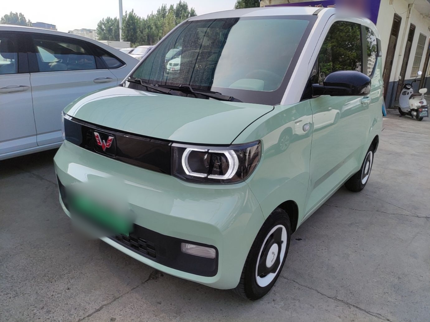 Unter der Vorderseite des Autos
