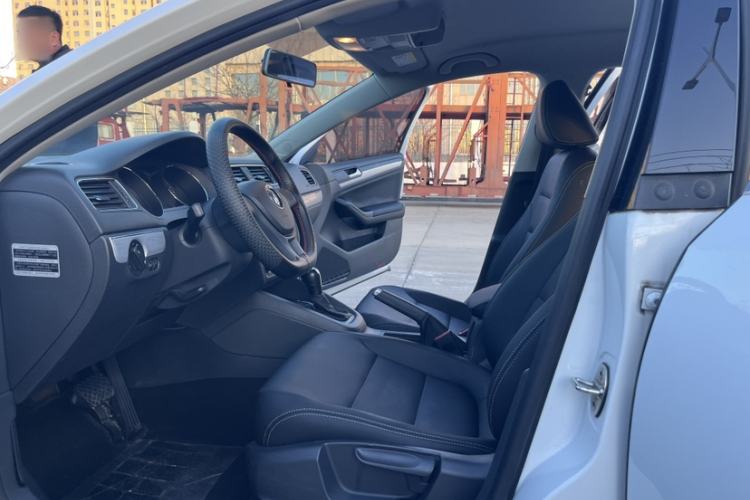 Used Volkswagen Sagitar 2015 1.6L Automatic Fashion Model
