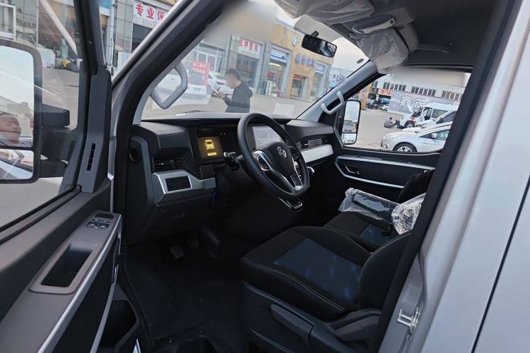 Used Dongfeng Yufeng Yufeng 2023 V9+ 2.0T Manual Front-Wheel-Drive Multi-Function Mid-Roof Van with 7/8/9 Seats
