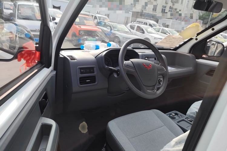 Used Wuling Yangguang 2024 300KM Comfort Version Passenger Van 75kW