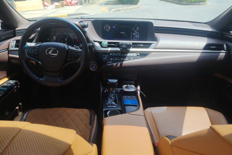 Used Lexus ES 2020 300h Premier Edition