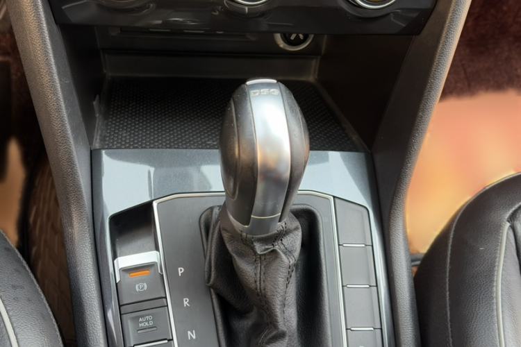 Used Volkswagen Tiguan 2018 330TSI All-Wheel-Drive Innovation Model Gear Lever