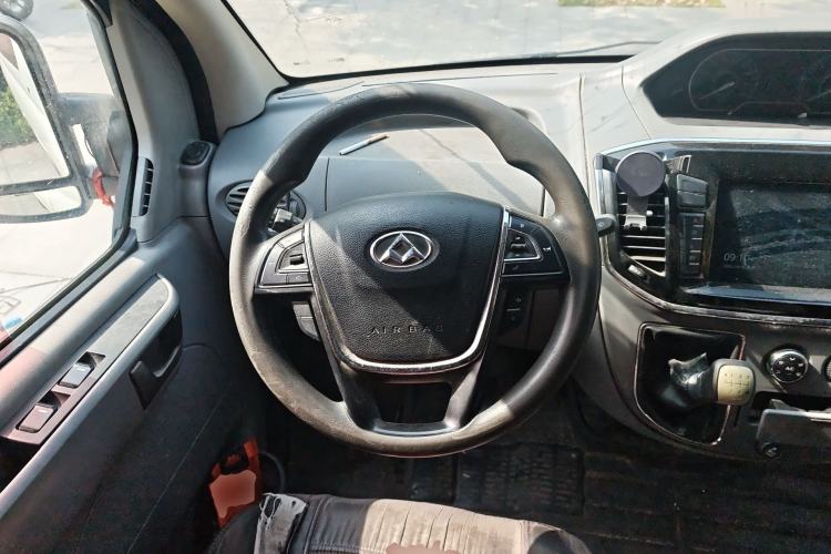 Used SAIC MAXUS Xintu V80 2018 2.5T 6-Speed Manual Aoyuntong Short Wheelbase Mid-Height 5-6 Seater Steering Wheel