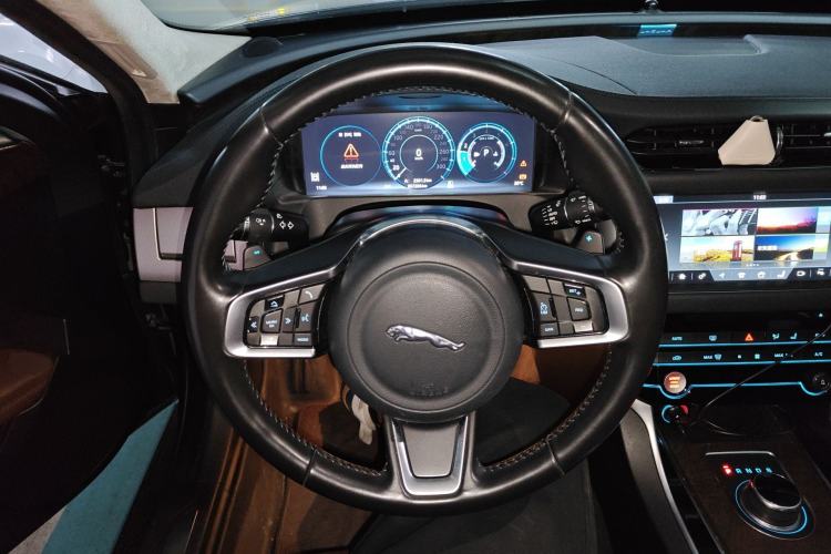 Used Jaguar XFL 2018 XFL 2.0T 250 PS Luxury Edition Steering Wheel