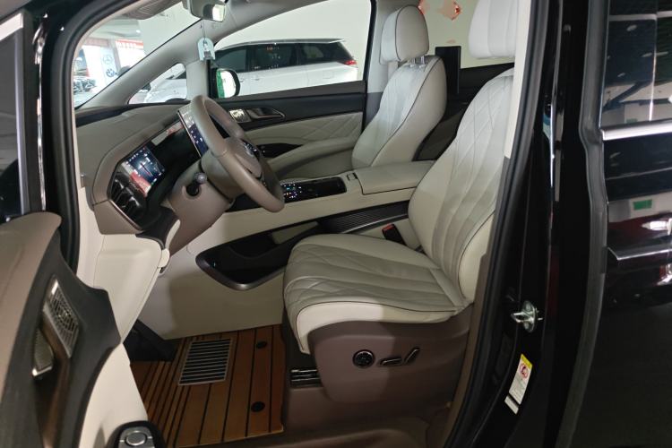 Used Denza D9 2022 DM-i 970 Four-Wheel Drive Prestige Model
