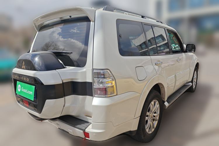 Used Mitsubishi Pajero  Rear Right 45 Deg