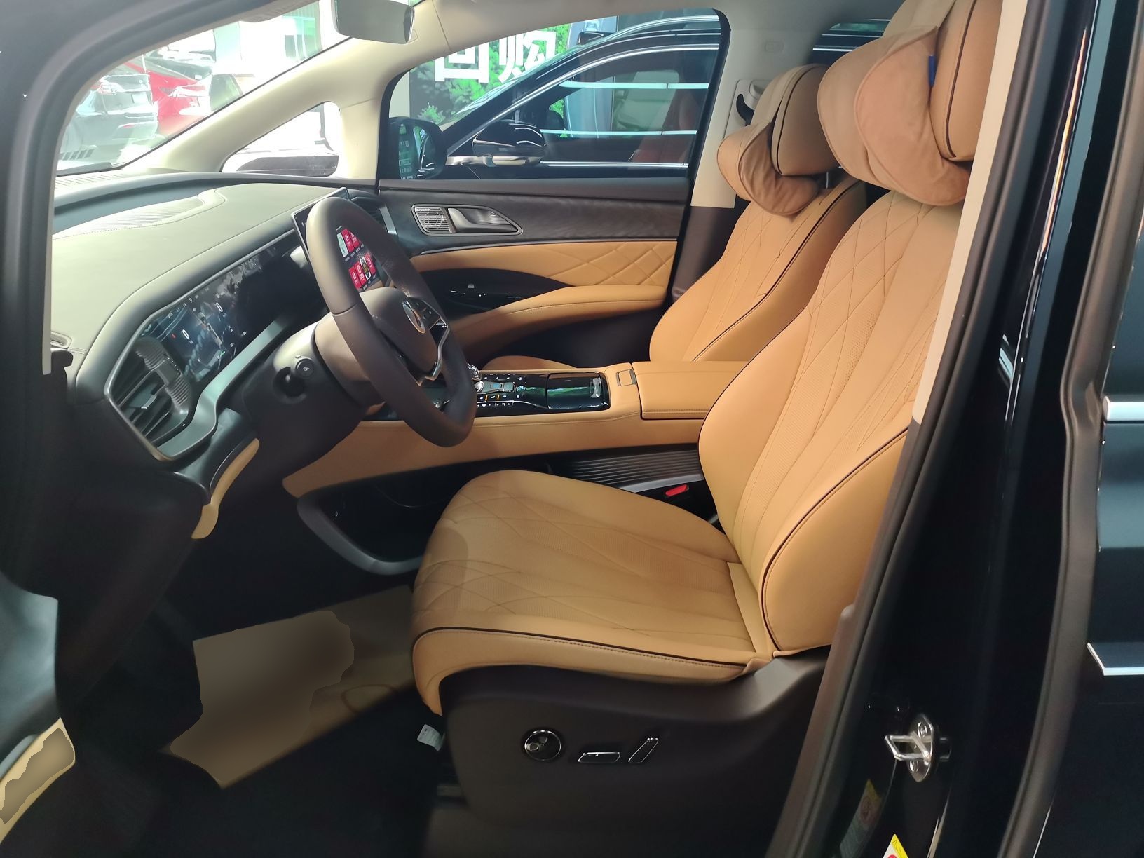 المقاعد الأمامية داخل السيارة