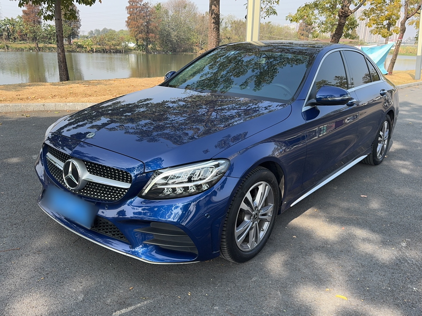 Под передней частью автомобиля