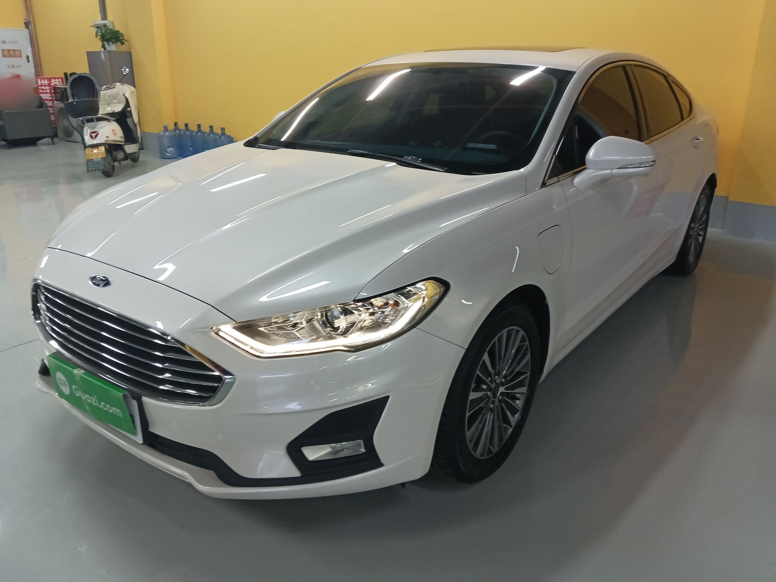 تحت مقدمة السيارة