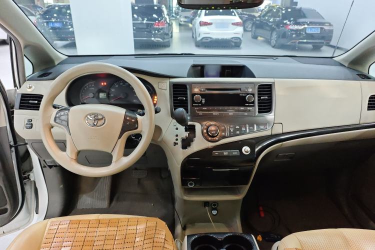 Used Toyota Sienna 2014 3.5L Sienna LE Two-Wheel-Drive Version