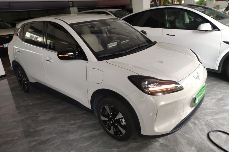 Used Wuling Bingo PLUS 2024 330 km Range Five-Seater Version Front Right 45 Deg