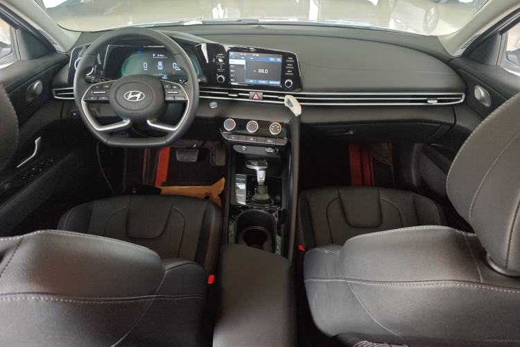 Used Hyundai Elantra 2023 1.5L CVT GLX Elite Edition Center Console