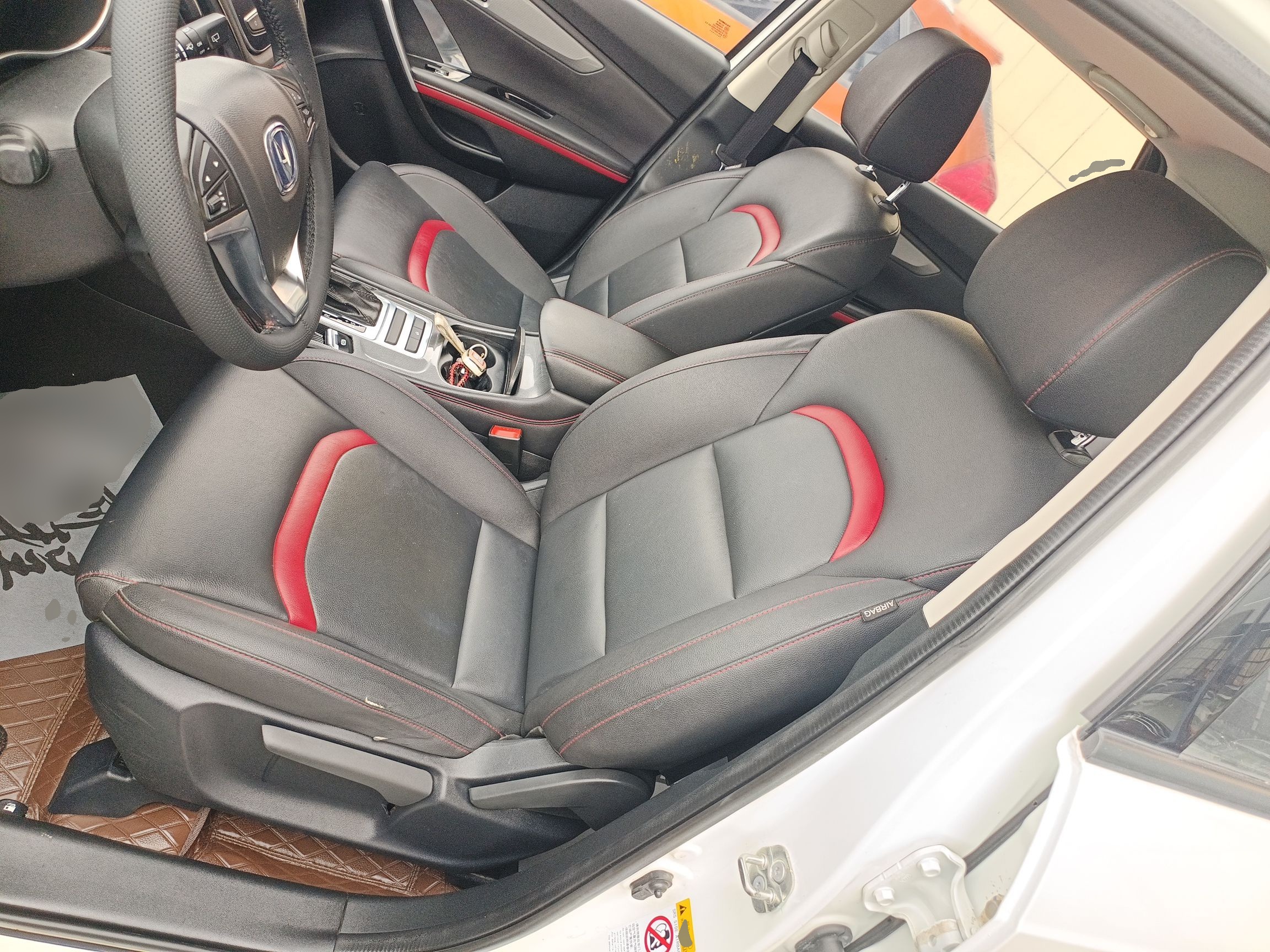 المقاعد الأمامية داخل السيارة