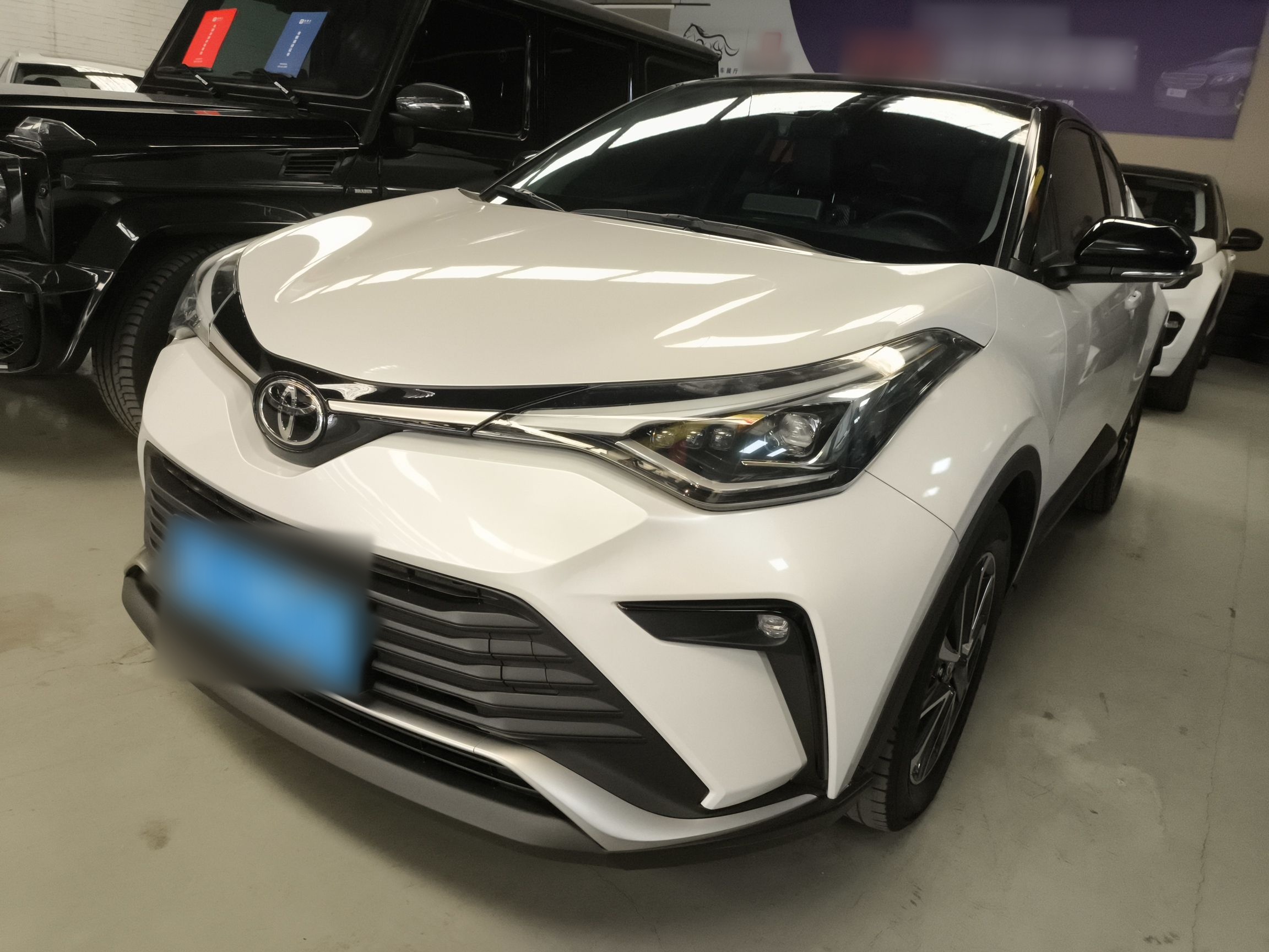 تحت مقدمة السيارة