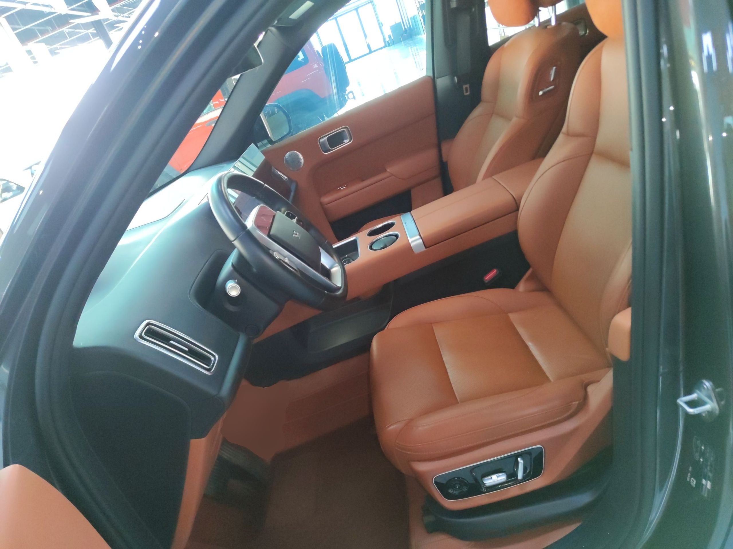 Переднее сиденье в автомобиле