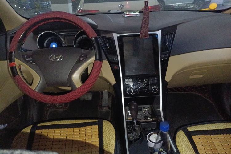 Used Hyundai Sonata 2011 2.0L Automatic Leading Edition Center Console