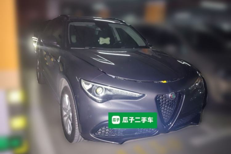 Used Alfa Romeo Stelvio 2017 2.0T 200HP Luxury Edition Front Right 45 Deg