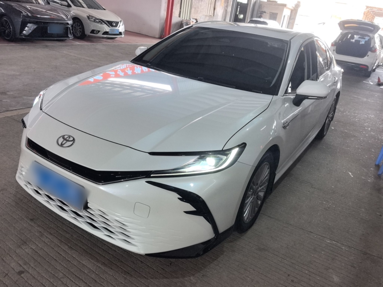 تحت مقدمة السيارة