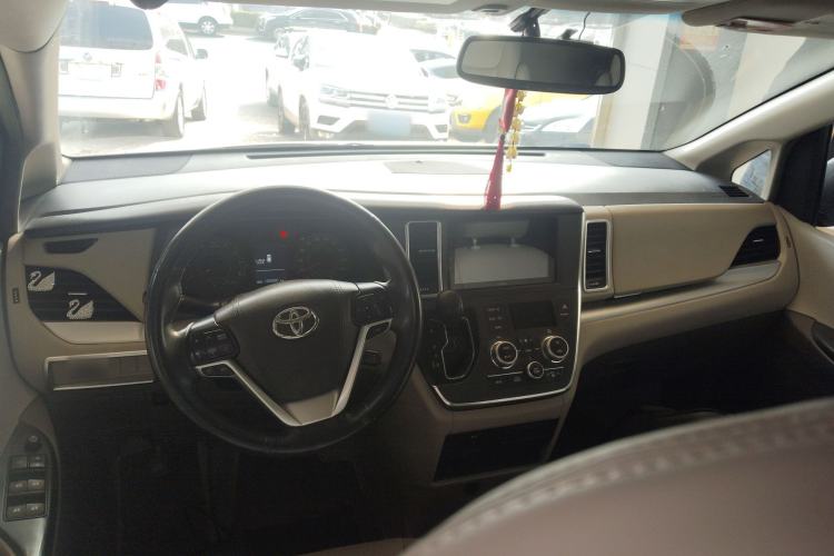 Used Toyota SIENNA 2015 3.5L 4WD LE Gasoline U.S. Specification Center Console