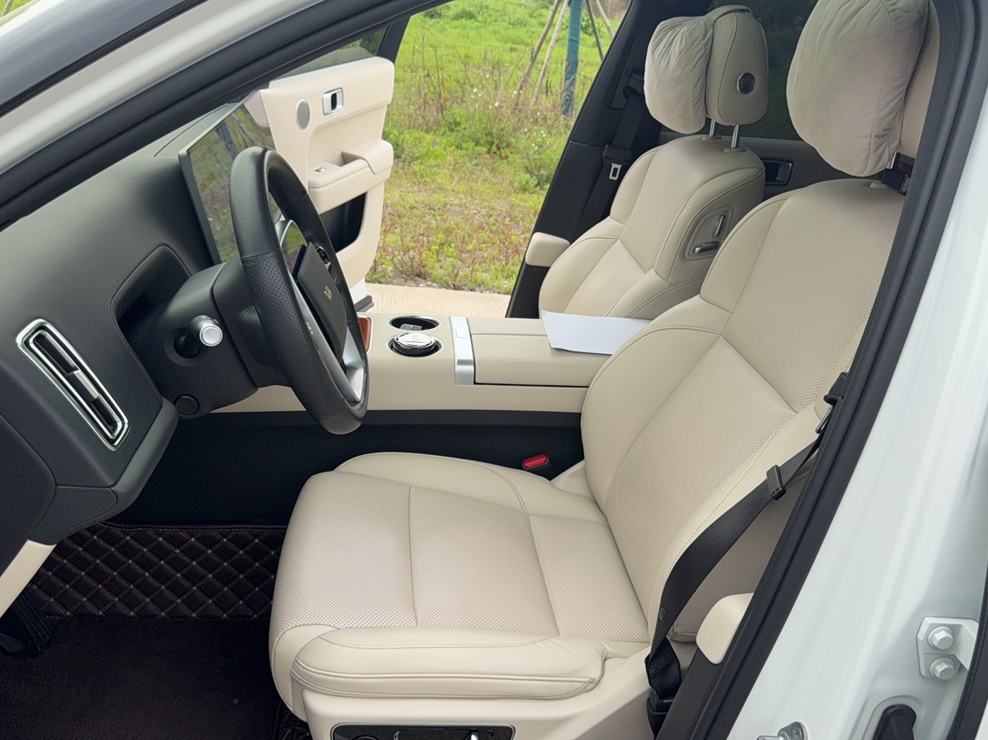 المقاعد الأمامية داخل السيارة