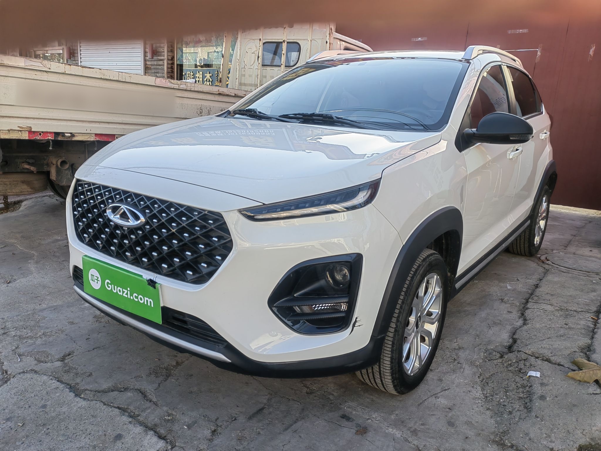 تحت مقدمة السيارة