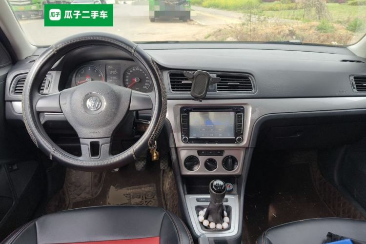 Used Volkswagen Lavida 2015 1.6L Manual Fashion Edition Center Console