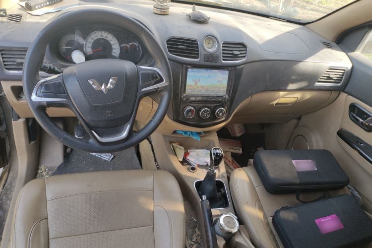 Used Wuling Hongguang 2013 1.2L S Comfort Model China IV Standard Center Console