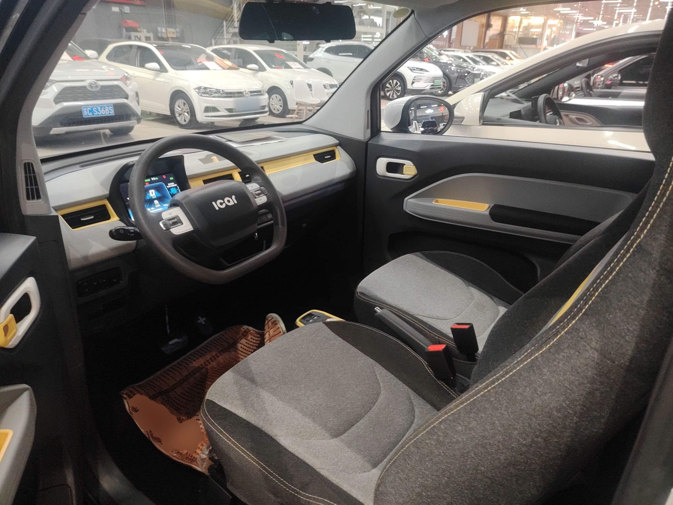 Переднее сиденье в автомобиле