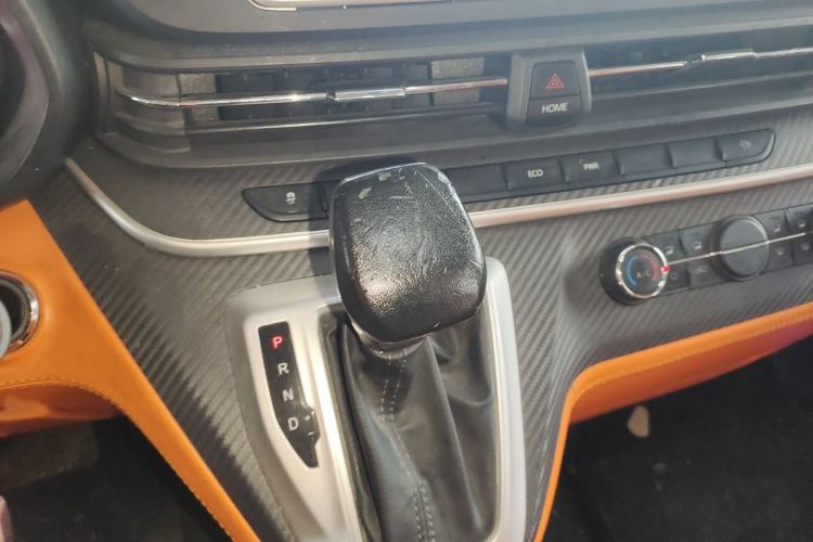 Used SAIC MAXUS Xintu V90 2022 2.0T Automatic Zhiyun King Rear-Drive Long Wheelbase High-Roof Design with Single Rear Tire—6/7 Seater