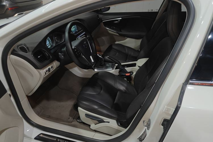 Used Volvo V40 2015 1.6T Zhiyi Edition