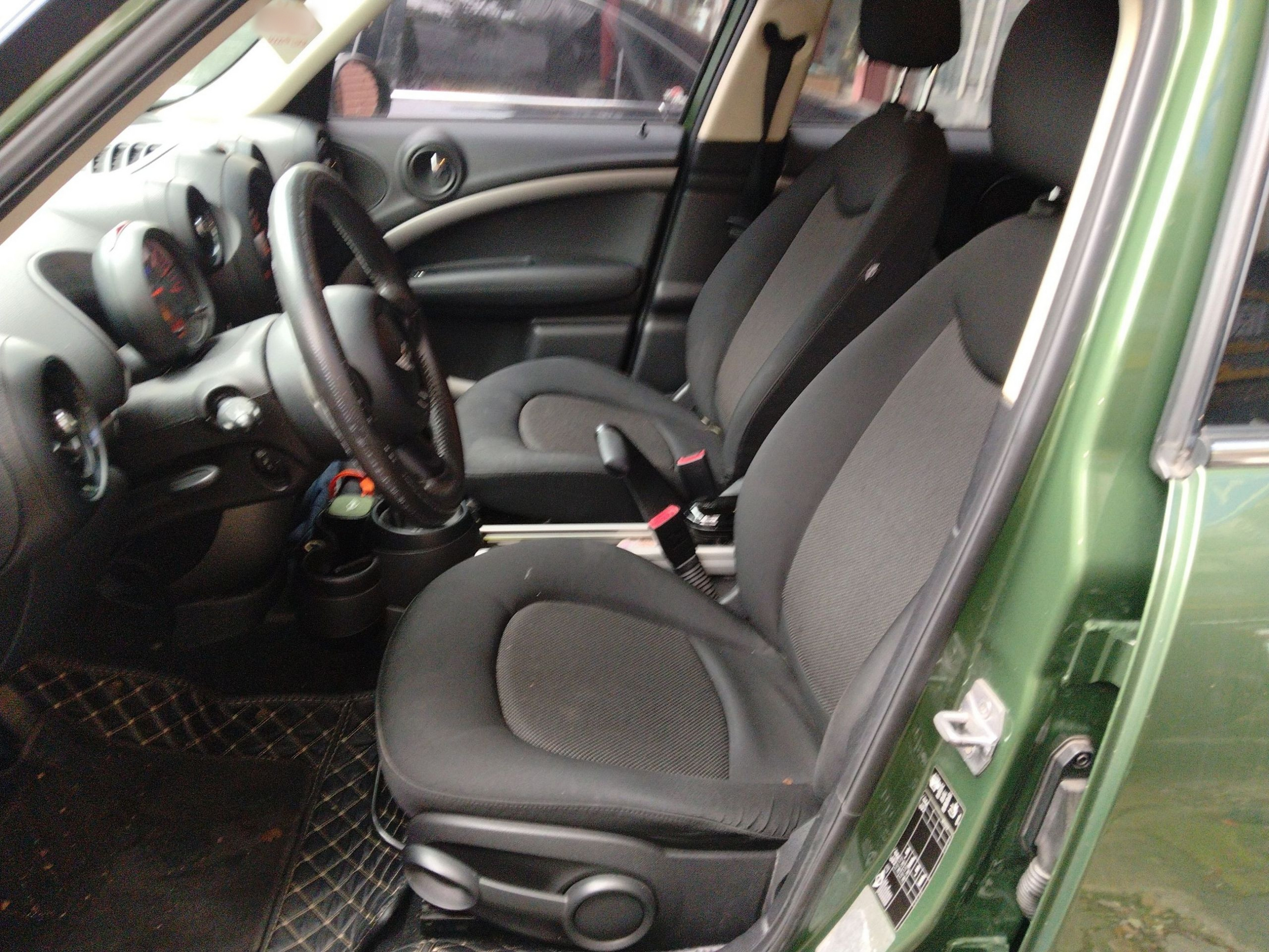 Переднее сиденье в автомобиле